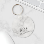 Chaveiro Sr. e Sra. | Marble Modern Script Wedding Elegante<br><div class="desc">"Sr. e Sra." Elegante White Marble Modern Script Personalizado Gift Perfeito do Casal como presentes de casamento para os novos presentes de aniversário de casamento,  presentes de Dia de os namorados e presentes para qualquer ocasião.</div>