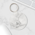 Chaveiro Sr. e Sra. | Marble Modern Script Wedding Elegante<br><div class="desc">"Sr. e Sra." Elegante White Marble Modern Script Personalizado Gift Perfeito do Casal como presentes de casamento para os novos presentes de aniversário de casamento,  presentes de Dia de os namorados e presentes para qualquer ocasião.</div>
