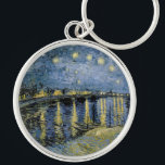 Chaveiro Starry Night Vincent van Gogh<br><div class="desc">Algodão em Cordeville. Vincent Willem van Gogh. Paisagem noturna em tons azuis e amarelos escuros. Há uma ponte sobre o rio. No primeiro plano,  um homem e uma mulher caminham pelo cais. As estrelas estão brilhando no céu. Reprodução de famosas imagens de arte no dominio público.</div>