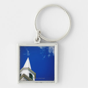Chaveiro Steeple da igreja de Nova Inglaterra com um céu d