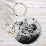 Chaveiro Sua Foto Preta e Branca de Casal Favorita Dourada<br><div class="desc">Personalize com sua foto de casal favorita com seus nomes e o ano definido em elegante tipografia de ouro,  criando uma memória e um presente únicos. Um bom tesouro! Projetado por Thisnotme©</div>