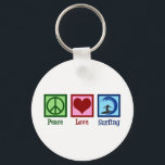 Chaveiro Surfe de Amor pela Paz<br><div class="desc">Presente para surfar no Peace Love. Um incrível design de surfe com um sinal de paz, coração e um surfista legal em uma prancha de surfe cavalgando ondas azuis. Adoro ir ao oceano quando o surf é selvagem.</div>