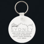 Chaveiro Sydney | Slogan Personalizado do Skyline Estilizad<br><div class="desc">Uma cadeia chave única que representa a bela e acolhedora cidade de Sidney,  Austrália. Este chaveiro apresenta uma ilustração estilizada do horizonte único da cidade com seu nome embaixo. Por baixo do nome da cidade está um lugar para o seu slogan ou afirmação exclusivo sobre a sua cidade favorita.</div>