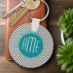 Chaveiro Teal Charmala Chevrons Monograma Personalizado<br><div class="desc">Azul e Cinzas - Um padrão ousado de arte em cores frescas e alegres. Se precisar ajustar os monogramas,  clique no botão personalizar e faça alterações.</div>