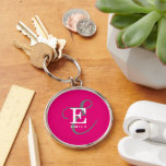 Chaveiro Típica monográfica de Na moda único, cor-de-rosa q<br><div class="desc">Um design de cadeia de teclas arrojado e bonito com uma elegante representação na moda do seu nome e monograma com serifas clássicas e uma tipografia mais ornamentado numa simetria equilibrada. Os três elementos se combinam com uma sofisticada harmonia e criam seu próprio logotipo pessoal de marca. Mostrado aqui com...</div>