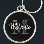 Chaveiro Típico legista monograma de alta qualidade<br><div class="desc">A tipografia vintage elegante monograma de grande chaveiro. design de cadeia de teclas preto e branco clássico com nome personalizado. modelo elegante para homens, mulheres e crianças. Monograma com sua carta inicial. Pequena ideia de presente de Natal ou Aniversário de luxo para amigos, família, pai, pai, mãe, marido, mulher, filho,...</div>