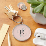 Chaveiro Tipografia do Na moda Rosa Espelho Moderno com Mon<br><div class="desc">Um belo design de cadeia-chave em rosa pincelado com uma elegante representação na moda do seu nome e monograma com sorifs clássicos e uma tipografia de escrita mais ornamentado em uma harmonia equilibrada e simétrica. Os três elementos se combinam com uma sofisticada harmonia e criam seu próprio logotipo pessoal de...</div>