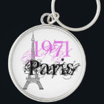 Chaveiro Torre Eiffel Paris rosa 50º aniversário<br><div class="desc">Chic Black Pink Paris Eiffel Tower 50th Aniversário Este chaveiro Chic Black and Pink vai fazer o presente perfeito para o aniversário especial do seu amigo ou membro da sua família. Dar um dom único e personalizado com o ano de nascimento. Compre na nossa loja por uma variedade de presentes...</div>