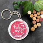 Chaveiro Trabalhando nove para o vinho<br><div class="desc">Botão redondo chaveiro apresenta texto divertido "Trabalhando Nove para Vinho" em uma mancha de vinho tinto. Chaveiros fazem presentes memoráveis para familiares e amigos ou criam por si mesmos.</div>