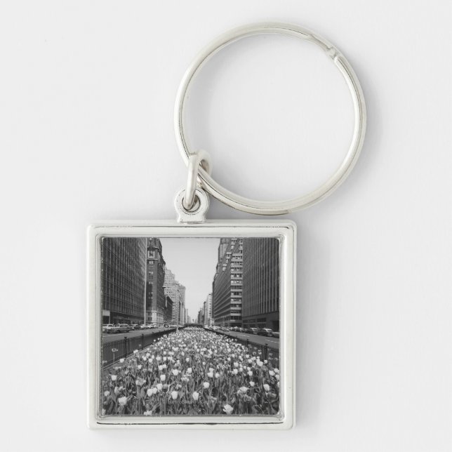 Chaveiro Tulipas no meio da rua da cidade (Frente)