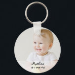 Chaveiro Um ano de memória fotográfica, primeira lembrança<br><div class="desc">Um pequeno presente divertido no primeiro aniversário do seu filho. Dê a cada convidado adulto um token memorável com a foto de primeiro aniversario do bebê personalizada com o nome.</div>