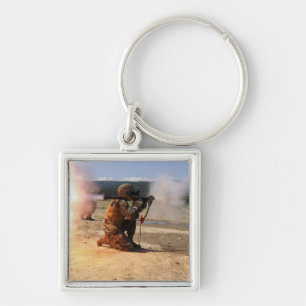 Chaveiro Um assaultman ateia fogo a uma granada propelida