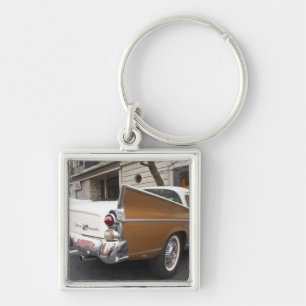 Chaveiro Um carro clássico Studebaker Silver Hawk estaciona