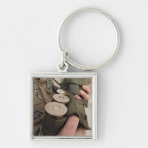 Chaveiro Um fuzileiro naval embala punhados de granadas de