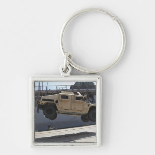 Chaveiro Um guindaste levanta um M998 Humvee