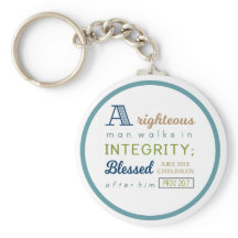 Um homem de direito caminha na integridade, escrit