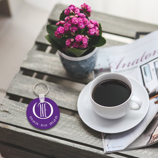 Chaveiro Um homem, nenhum homem, o encorajamento canta roxo (Criador carregado)