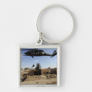 Chaveiro Um pararescueman rappels de um HH-60 2