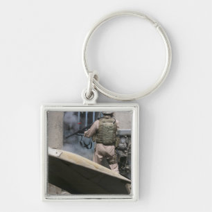 Chaveiro Um polícia militar usa um rompimento circularment