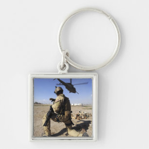 Chaveiro Um soldado conduz a segurança para um HH-60