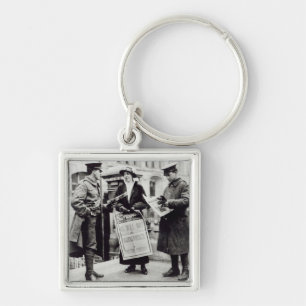 Chaveiro Um Suffragette que vende jornais a dois