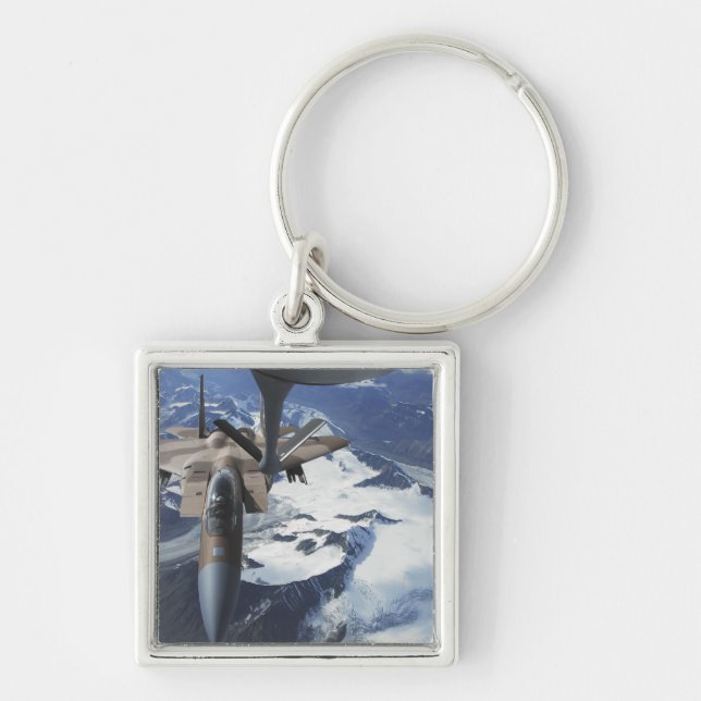 Chaveiro Uma aeronave F-15C Eagle fica atrás de uma KC-135R (Frente)