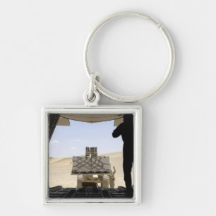 Chaveiro Uma empilhadeira carrega carga em um Hércules C-13