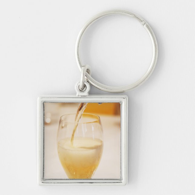 Chaveiro Uma taça de flûte sendo enchida com Gosset (Frente)