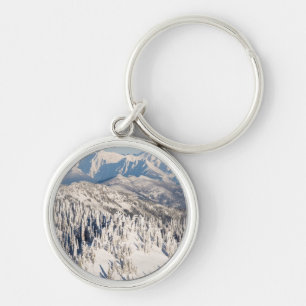 Chaveiro Uma vista cénico de montanhas nevado e de árvore