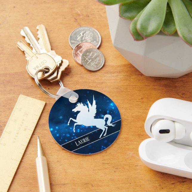 Chaveiro Unicórnio Prateado sobre Monograma Azul Esparso (Mesa)
