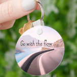 Chaveiro VÁ COM O FLUXO Inspiracional Cotação Moderna Legal<br><div class="desc">A citação GO WITH THE FLOW é a inspiração deste design moderno. A estrada sinuosa com o horizonte em segundo plano complementa este fazer inspirador de citação um presente legal para dar a alguém que ressoa com esta vibração dúzia. Aproveite!</div>