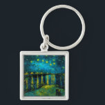 Chaveiro Van Gogh Starry Night Over the Rhône<br><div class="desc">Chaveiro com a pintura a óleo de Vincent van Gogh, "Starry Night Over the Rhône" (1888). As estrelas amarelas brilhantes decoram o céu azul noturno como um casal rolando ao longo de um riverbank em Arles. Um presente perfeito para fãs de Impressionismo Poste e arte holandesa.</div>