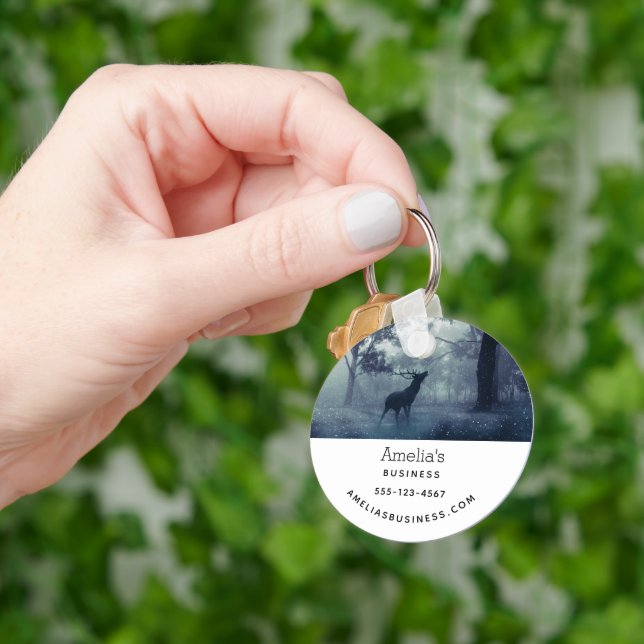 Chaveiro Veado com Amarradores em uma Floresta Sombreada -  (Mão)