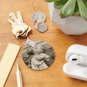 Chaveiro Vintage Love Foto de Crianças Beijando em um Jardi