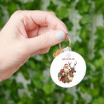 Chaveiro Vintage Santa Claus e Reindeer Christmas<br><div class="desc">Uma chaveiro com uma ilustração de Natal divertida. Papai Noel em seu terno vermelho tradicional cavalgando uma rena grande e picada decorada com o Holly. Uma árvore de Natal nas costas.</div>