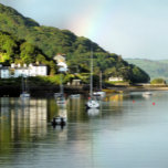 CHAVEIRO VISÕES DAS PAREDES<br><div class="desc">Depois de um dia de chuva, o sol finalmente sai e um arco-íris aparece no céu, nesta bela paisagem do porto de Aberdyfi no País de Gales, com barcos na água e algumas casas da vila.</div>