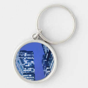 Chaveiro Vista ascendente Defocused de janelas do prédio d