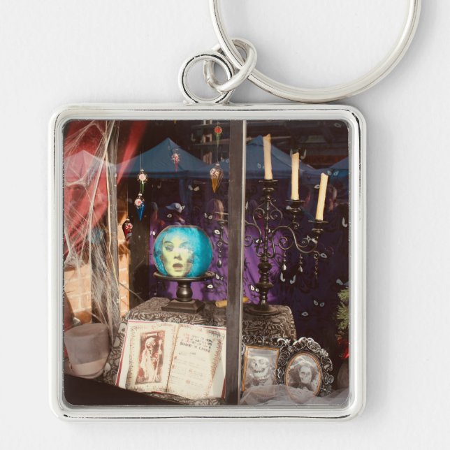 Chaveiro Vitrine Assombrada Misteriosa em uma Loja (Frente)