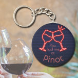 Chaveiro Você me pegou em Pinot.<br><div class="desc">O chaveiro de botão redondo apresenta texto divertido "Você me teve em Pinot" e dois copos de vinho neon em um fundo de tijolo azul da meia-noite. Chaveiros fazem presentes memoráveis para familiares e amigos ou criam por si mesmos. Mude para o seu vinho favorito.</div>