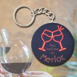 Chaveiro Você me pegou no Merlot<br><div class="desc">O chaveiro de botão redondo apresenta texto divertido "Você me teve no Merlot" e dois copos de vinho neon em um fundo de tijolo azul da meia-noite. Chaveiros fazem presentes memoráveis para familiares e amigos ou criam por si mesmos. Mude para o seu vinho favorito.</div>