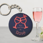 Chaveiro Você me teve em Rosé<br><div class="desc">O chaveiro de botão redondo apresenta texto divertido "Você me teve em Rosé" e dois copos de vinho neon em um fundo de tijolo azul da meia-noite. Chaveiros fazem presentes memoráveis para familiares e amigos ou criam por si mesmos. Mude para o seu vinho favorito.</div>