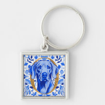Weimaraner espiando através da letra "O" em Ouro