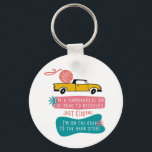 Chaveiro Yarnaholic Funny Knitting Dizendo com Yarn Truck<br><div class="desc">Chaveiro para tricotadores e fios! O chaveiro tem um design com um ditado arnaólico popular, adequado para tricô e viciados em crochê (como nós!). A frase do fio é escrita em tipografia casual em maiúsculas e lê-se: "Sou um arnaólico na estrada para a recuperação - brincadeira - estou na estrada...</div>
