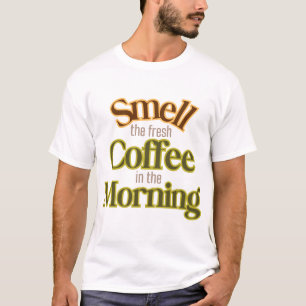 Cheire O Café Fresco Na Camisa Da Manhã