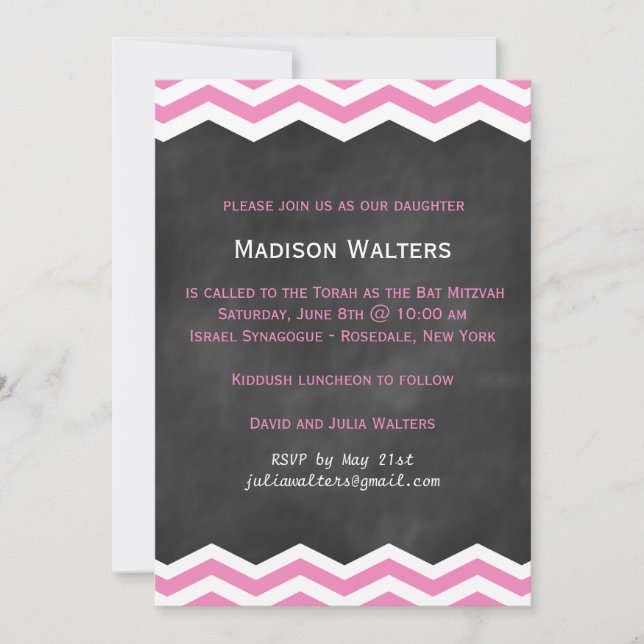 Chevrons rosa no Chalkboard Bat Mitzva Convite (Frente)