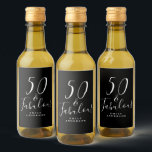 Chic 50 Fabuloso Black White Name 50th Birthday<br><div class="desc">Celebre fazer 50 anos de estilo com esta elegante etiqueta de 50 anos, preto e branco, com o texto 50 e fabuloso em caligrafia branca e tipografia moderna. Basta adicionar seu nome e suas etiquetas de vinho de presente de festa de aniversário 50ª estão prontas para ir. Desenvolvido exclusivamente para...</div>
