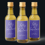 Chic 50 Fabuloso Blue Glitter Name 50th Birthday<br><div class="desc">Celebre fazer 50 em estilo com esta elegante etiqueta de vinho de 50 anos de glitter real com o texto 50 e fabulosa em caligrafia branca. Basta adicionar seu nome e suas etiquetas de vinho de presente de festa de aniversário 50ª estão prontas para ir. Desenvolvido exclusivamente para você pelo...</div>