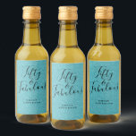 Chic 50 Fabuloso Blue Glitter Name 50th Birthday<br><div class="desc">Celebre fazer 50 em estilo com esta etiqueta de vinho de 50 anos elegante, brilhante, azul, com o texto 50 e fabuloso na caligrafia chic preta. Basta adicionar seu nome e suas etiquetas de vinho de presente de festa de aniversário 50ª estão prontas para ir. Desenvolvido exclusivamente para você pelo...</div>