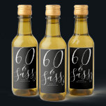 Chic 60 Black White Name 60th Birthday Gift<br><div class="desc">Celebre fazer 60 anos de estilo com esta etiqueta de 60 anos de vinho elegante, preto e branco, com o texto 60, e embaçada em caligrafia branca e tipografia moderna. Basta adicionar seu nome e suas 60ª etiquetas de vinho de presente de festa de aniversário estão prontas para ir. Desenvolvido...</div>