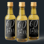 Chic 60 Black White Name 60th Birthday Gift<br><div class="desc">Celebre fazer 60 anos de estilo com esta etiqueta de 60 anos de vinho elegante, preto e branco, com o texto 60, e embaçada em caligrafia branca e tipografia moderna. Basta adicionar seu nome e suas 60ª etiquetas de vinho de presente de festa de aniversário estão prontas para ir. Desenvolvido...</div>